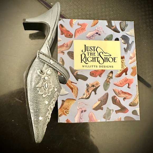 Just the right shoe figurines, three of them bundle - Picture 5 of 7